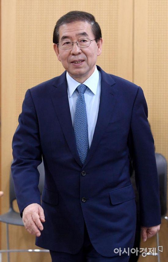 박원순 첫 선거운동…민주당 후보 지원 주력
