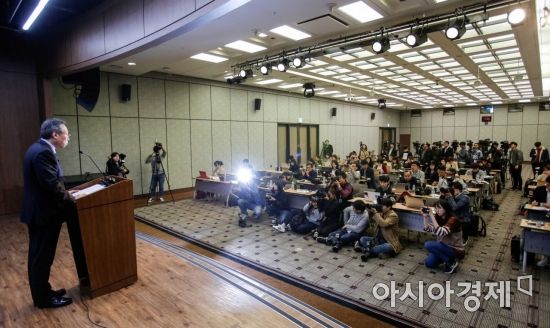 오석근 영화진흥위원회 위원장이 2018년 4월 4일 서울 중구 은행회관에서 열린 '영화계 대국민 사과와 혁신 다짐 기자회견'에서 영화계 블랙리스트 실행에 대해 사과하고 있다./강진형 기자aymsdream@