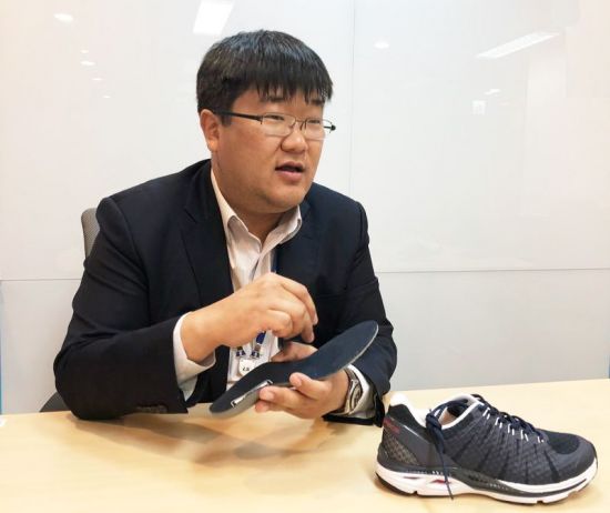 '올바른 걸음걸이' 전도사 "보행주기 맞는 한국형 신발 개발한다"
