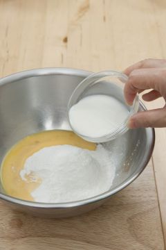 1. 볼에 찹쌀가루와 우유 2컵, 설탕, 달걀, 바닐라 에센스, 베이킹소다, 소금을 넣고 잘 섞는다.