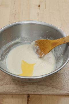 2. ②에 녹인 버터를 넣고 골고루 섞는다.