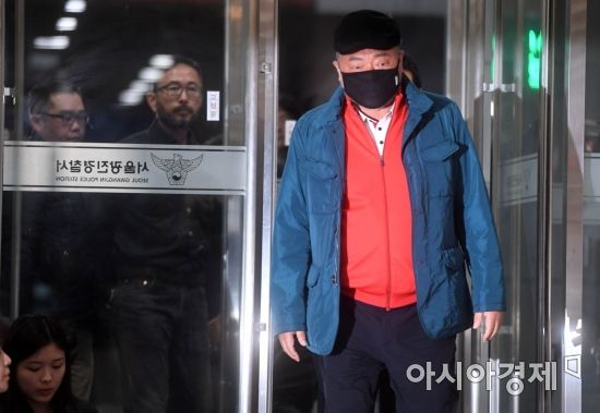 성폭행 혐의로 고소를 당한 가수 김흥국 씨가 지난 5일 서울 광진경찰서에 피고소인 신분으로 출석하고 있다. /문호남 기자 munonam@