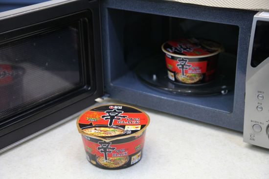 [맛있는 패키징 전쟁⑤]"봉지라면 나와"…끓였더니 진국, 용기 있는 변신