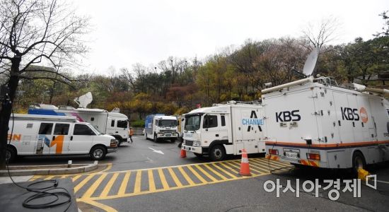 [포토]박근혜 전 대통령 선고를 생중계할 차량들