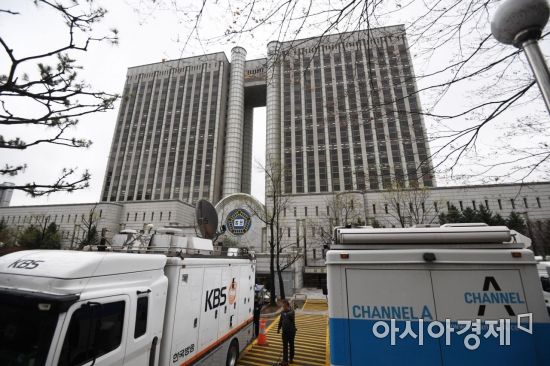 [포토]박근혜 전 대통령 1심 선고날, 대기 중인 중계 차량