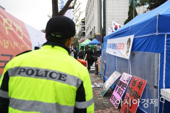 [포토]박근혜 1심 선고날, 경계근무 서는 경찰