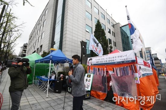 [포토]박근혜 '국정농단' 1심 선고날, 법원 앞 취재진