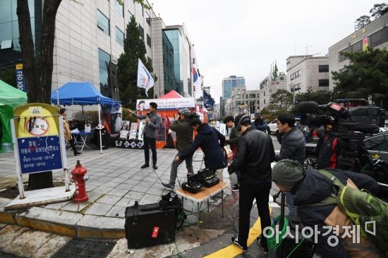 [포토]박근혜 '국정농단' 1심 선고날, 법원 앞 취재진