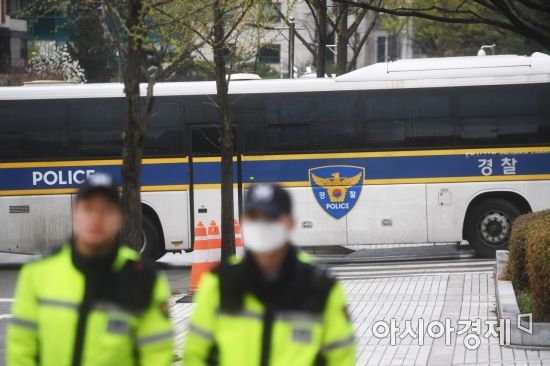 [포토]법원 앞 경계근무 강화