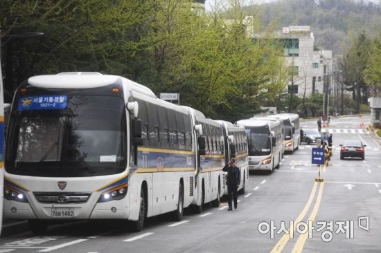 [포토]법원 앞 빼곡한 경찰 버스