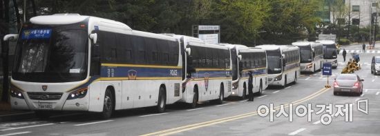 [포토]법원 앞 경찰 버스 빼곡