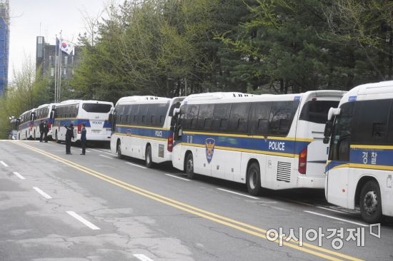 [포토]법원 앞 경찰 버스 빼곡