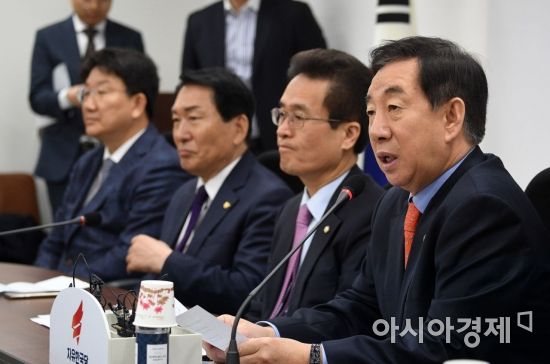 [포토] 원내대책회의 주재하는 김성태 원내대표