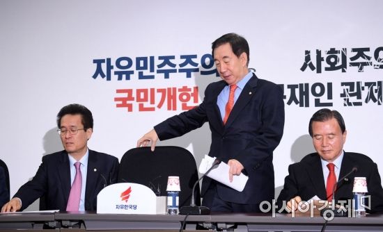 [포토] 회의 참석하는 김성태 원내대표