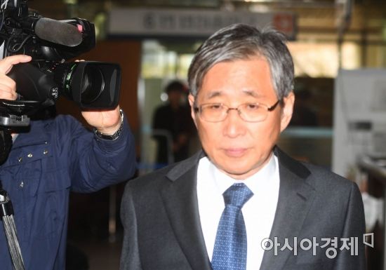 [포토]조원동 전 수석, 법원으로 