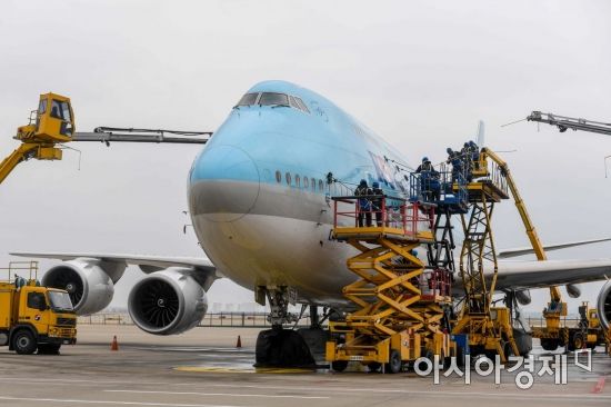 [포토] 항공기 황사 및 분진 제거하는 대한항공 정비직원들