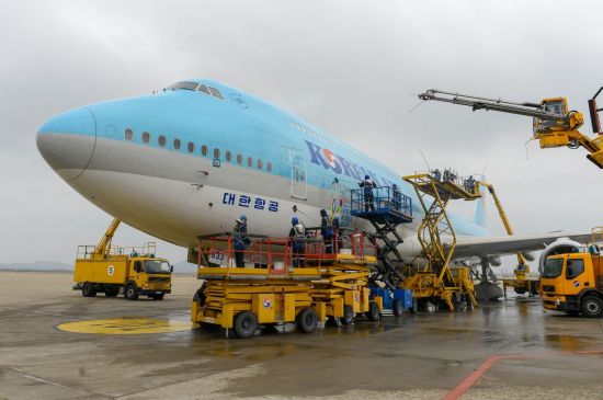 [포토] 대한항공, 봄맞이 항공기 황사 및 분진 제거