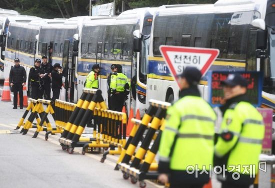 [포토]박근혜 1심 선고날, 법원에 배치되는 경찰 병력