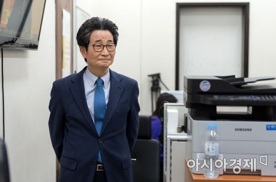[포토] 추미애 대표 기다리는 이목희 부위원장