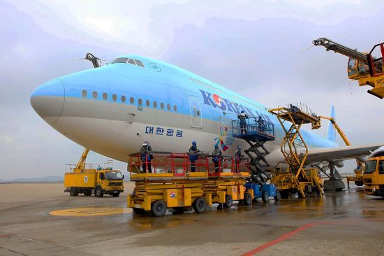 대한항공, 봄맞이 보잉 747-8i 동체 세척