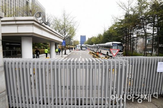 [포토]박근혜 1심 선고 앞두고 폐쇄된 법원 차량 출입문