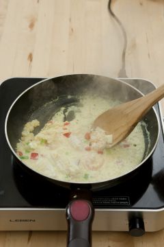 6. 우유 1컵을 넣고 약한 불로 저어가며 끓이다가 소금으로 간을 하여 그릇에 담고 파르메산 치즈가루를 뿌린다.