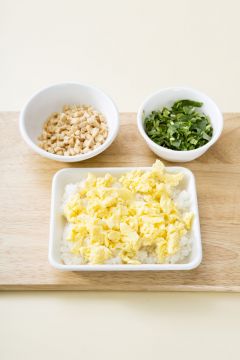 4. 그릇에 초밥을 담고 유부, 참나물, 달걀, 초생강, 통깨를 얹는다.