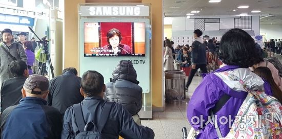 [박근혜 1심 선고]“제대로 된 선고 떨어지길…” TV 생중계에 시민들 관심 집중