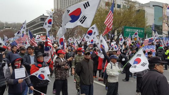 6일 서울중앙지방법원 앞에서 박근혜 전 대통령의 '무죄석방'을 주장하는 친박 보수단체가 집회를 열고 있다. (사진=이승진 기자)