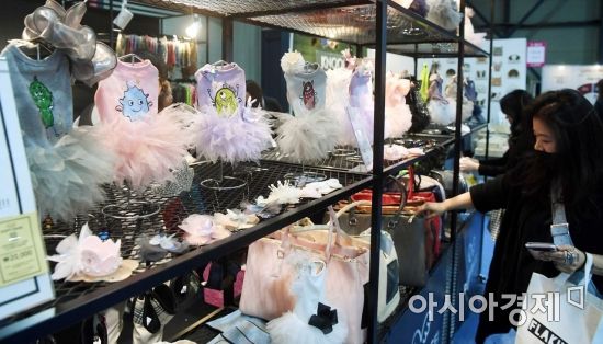 [포토] 반려동물 용품 둘러보는 방문객들