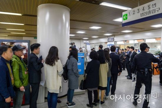 [포토] 법정 앞에 줄선 방청객들