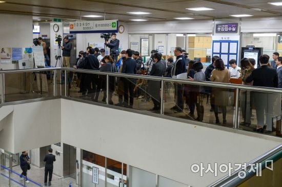 [포토] 박근혜 전 대통령 1심 선고 방청하기 위해 줄선 방청객들