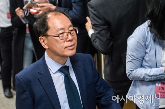 [포토] 법정으로 향하는 박근혜 전 대통령 국선변호인 조현권 변호사
