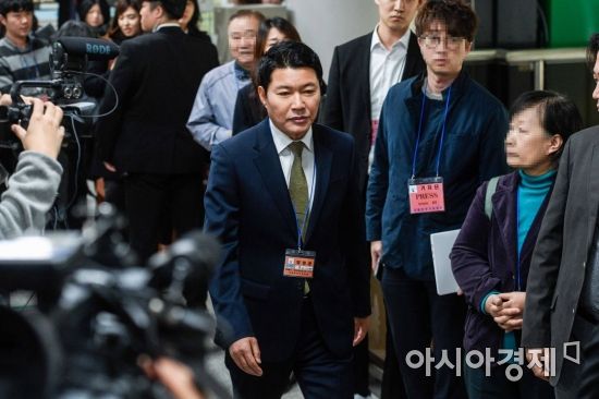 [포토] 박근혜 전 대통령 1심 선고 방청온 신동욱 총재