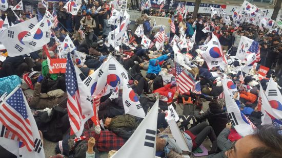 6일 오후 4시 박근혜 전 대통령에게 징역 24년이 선고되자 서울중앙지법 앞 친박 집회에 참가했던 이들이 거리에 드러누우며 참담함을 감추지 못했다. (사진=이승진 기자)