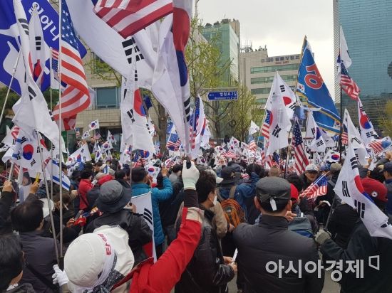 [박근혜 1심 선고]박근혜 징역 24년…법원 앞 친박단체 "24시간도 억울한데 24년이라니"(종합)