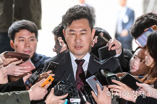 [포토] 취재진 질문에 답하는 강철구 국선변호인