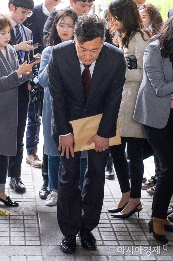 [포토] 재판 마친 뒤 인사하는 박근혜 전 대통령 변호인
