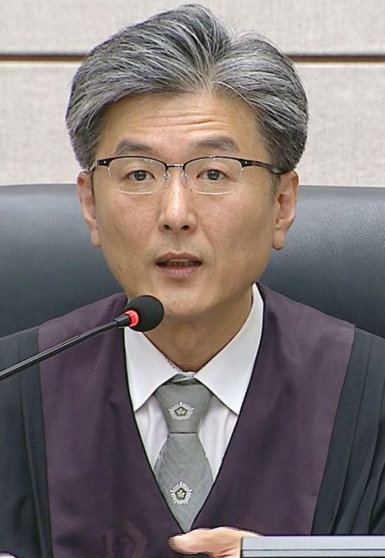 외신, 朴전대통령 24년형 신속 보도…'韓대통령 말로 안 좋아' 소개도(종합)