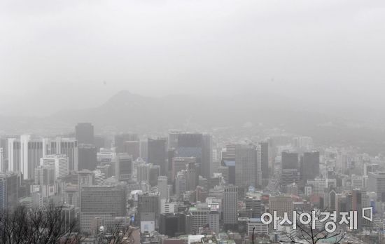 [포토] 황사 뒤덮힌 서울 도심