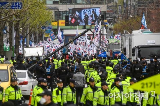 [포토] 법원 앞 친박단체 집회