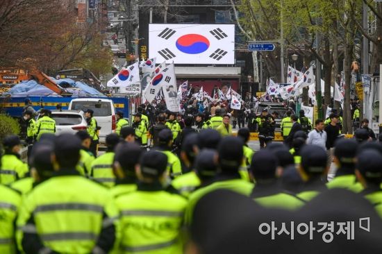 한국당 지지층, 朴석방 찬성 73%…총선 '제2의 친박연대' 파괴력 있을까
