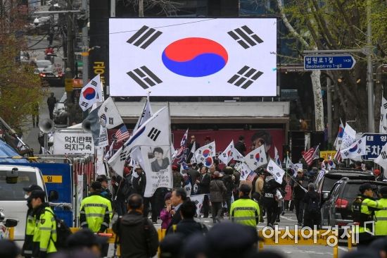 [포토] 서울중앙지법 앞 친박단체 집회