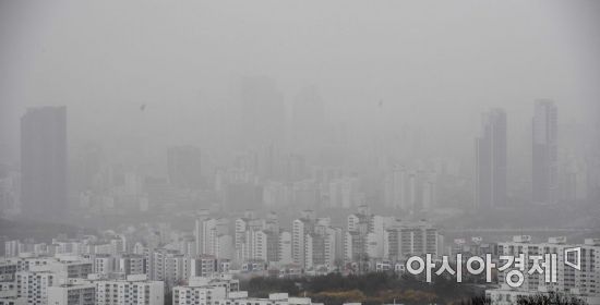 [포토] 미세먼지에 황사까지 뒤덥힌 서울