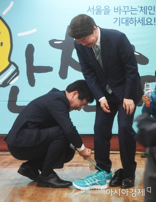 [포토]안철수 후보 운동화 신겨주는 유승민