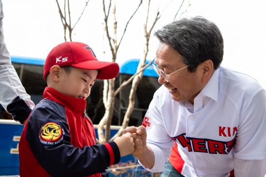 강기정 더불어민주당 광주시장 예비후보는 8일 기아챔피언스필드에서 열린 KIA 타이거즈와 넥센 히어로즈의 경기를 관람하러 온 소년과 주먹을 맞대고 활짝 웃고 있다. 사진=강기정 선거대책본부