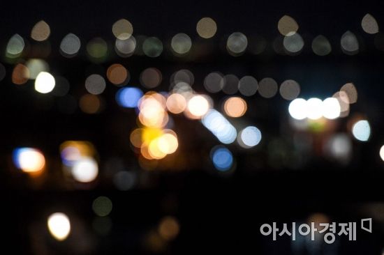 서울 여의도 한강공원에서 열린 밤도깨비야시장에 참여한 푸드트럭과 나이트마켓이 밤하늘을 밝히고 있다./강진형 기자aymsdream@