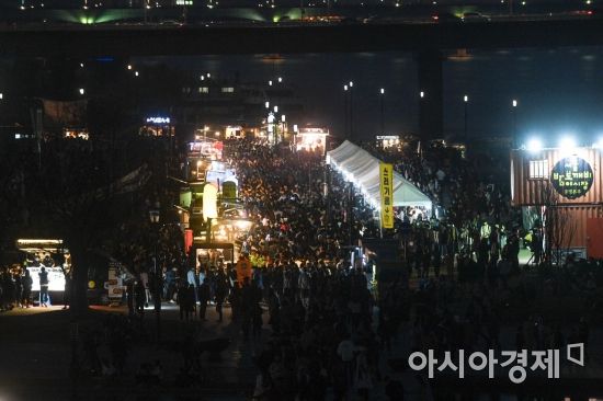 서울 여의도 한강공원에서 열린 밤도깨비야시장을 찾은 시민들로 북적이고 있다./강진형 기자aymsdream@