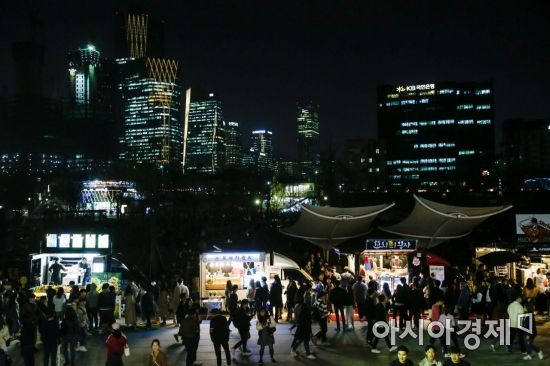 서울 여의도 한강공원에서 열린 밤도깨비야시장을 찾은 시민들이 푸드트럭 음식을 구매하고 있다./강진형 기자aymsdream@