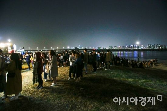 서울 여의도 한강공원에서 열린 밤도깨비야시장을 찾은 시민들이 푸드트럭 음식을 구매하기 위해 줄을 서고 있다./강진형 기자aymsdream@